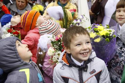 Первый раз в первый класс. Первоклашки нижегородской школы на утренней линейке.