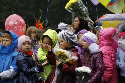 Первый раз в первый класс. Первоклашки нижегородской школы на утренней линейке.