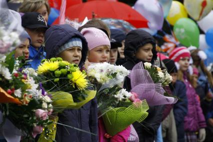 Первый раз в первый класс. Первоклашки нижегородской школы на утренней линейке.