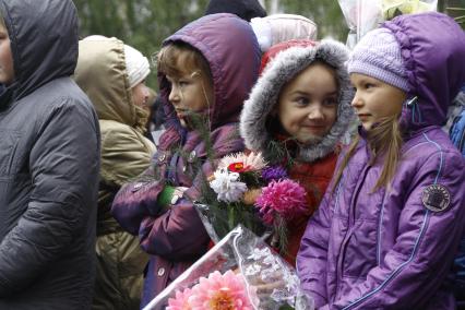 Первый раз в первый класс. Первоклашки нижегородской школы на утренней линейке.