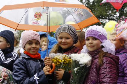 Первый раз в первый класс. Первоклашки нижегородской школы на утренней линейке.