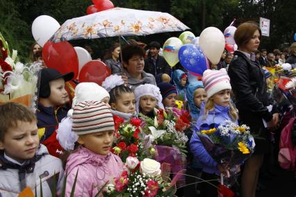 Первый раз в первый класс. Первоклашки нижегородской школы на утренней линейке.