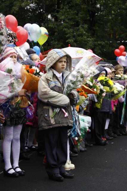 Первый раз в первый класс. Первоклашки нижегородской школы на утренней линейке.