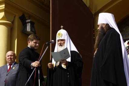 Патриарх Кирилл в Нижнем Новгороде. День памяти Серафима Саровского. Освящение колокола `Соборный`. На снимке: губернатор нижегородской области Валерий Шанцев (с красным галстуком), Патриарх Кирилл и митрополит Нижегородский и Арзамасский Георгий.