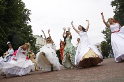 Парад невест в Нижнем Новгороде. На снимке: девушки танцуют.