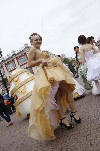 Парад невест в Нижнем Новгороде. На снимке: девушка демонстрирует свои ноги.