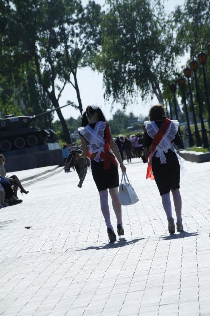 Нижегородские школьники отмечают последниц звонок.