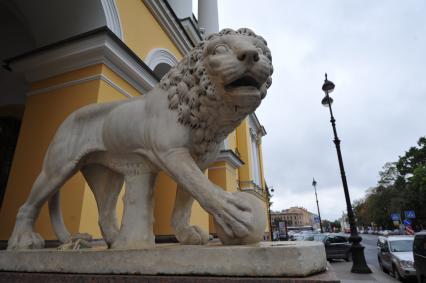 Статуя льва