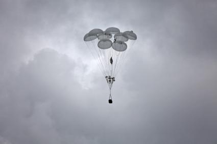 Полковые учениях 106-й гвардейской воздушно-десантной дивизии в Рязанской области. Десантирование военной техники с помощью многокупольной парашютной системы.