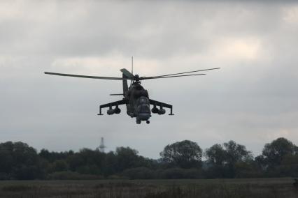 Вертолет МИ-24 во время военных учений.