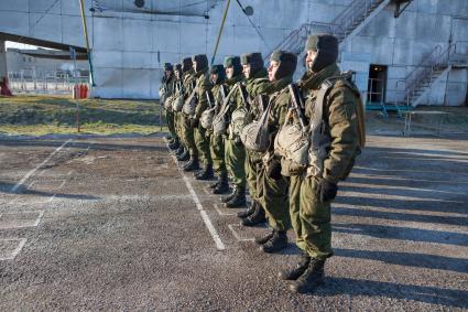 51-й парашютно-десантный полк, 106-й военно-десантной дивизии. Построение солдат с парашютами.