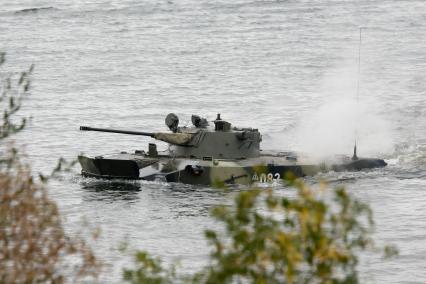 БМД, боевая машина десанта преодолевает водную преграду.