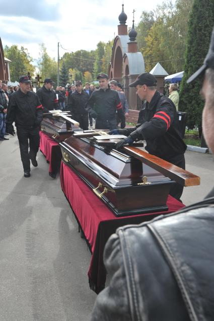 Похороны погибших в ДТП воспитанников детского дома