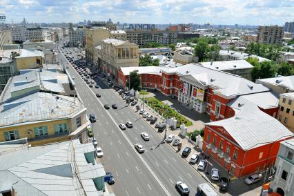 Виды Москвы. На снимке: музей современной истории России (красный справа). Тверская улица.