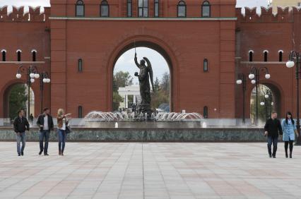 Республика Марий Эл, г. Йошкар-Ола. Арка Благовещенской башни. Скульптура Архангела Гавриила.