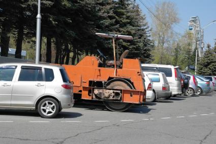 Каток на автомобильной парковке.