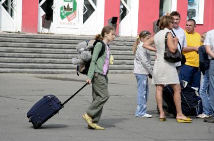 Дети уезжают в лагерь отдыха. Девочка с чемоданом.
