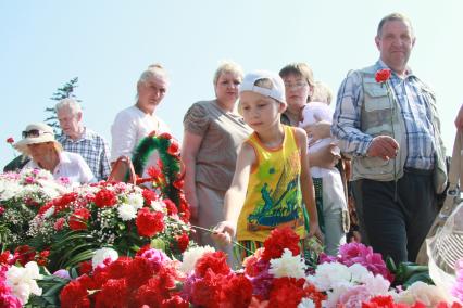 Мемориал памяти павших в ВОВ в Барнауле. Ребенок возлагает цветы.