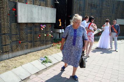 Мемориал памяти павших в ВОВ в Барнауле. Молодожены возлагают цветы к мемориалу.