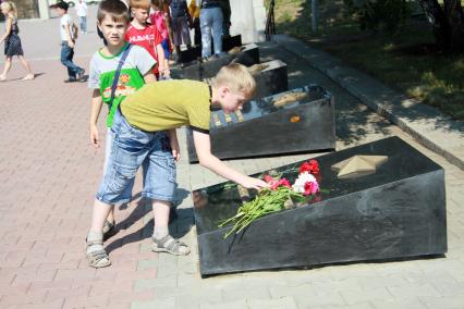 Мемориал памяти павших в ВОВ в Барнауле. Дети на территории мемориала.