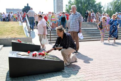 Мемориал памяти павших в ВОВ в Барнауле. Люди возлагают цветы.