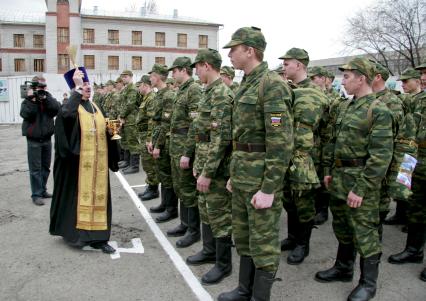 Священник благославляет новобранцев.