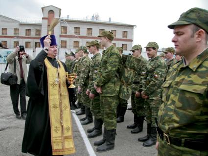 Священник благославляет новобранцев.