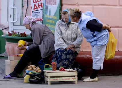 Бабушки продают ягоды и картофель.