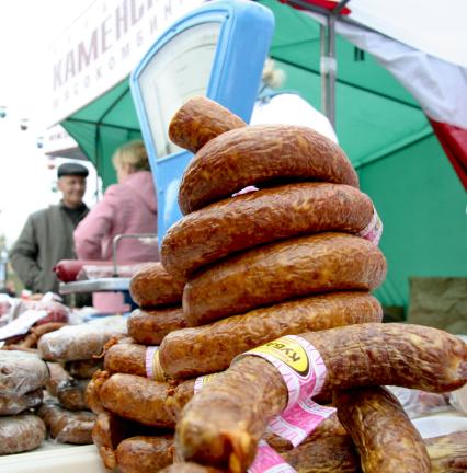 Мясная лавка на продуктовом рынке. Колбаса.