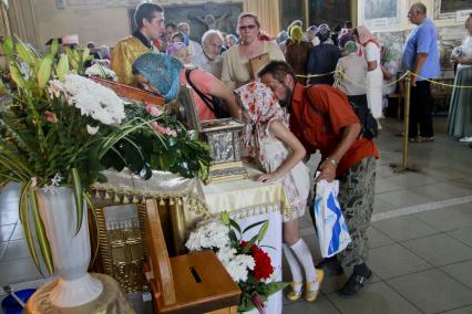 Покровский собор. Девочка прикладывается к ковчегу с мощами Николая Чудотворца.