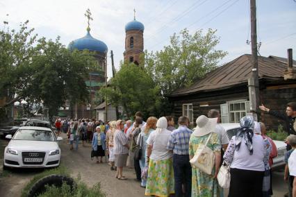 Очередь к мощам Николая Чудотворца около Покровского собора в Барнауле.