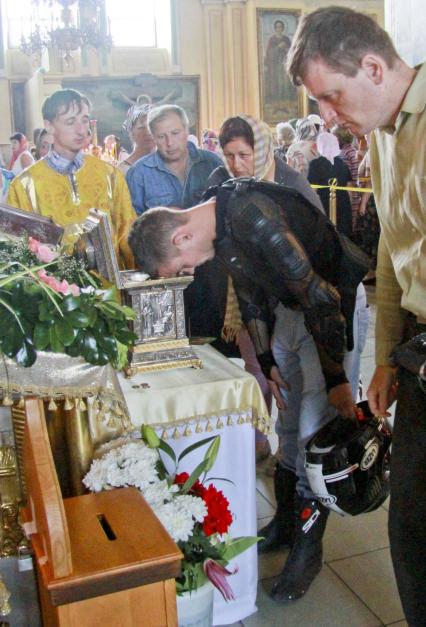 Байкер прикладывается к ковчегу с мощами Николая Чудотворца в Покровском соборе Барнаула.