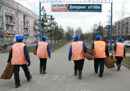 Дворники с корзинами для мусора. Над ними реклама: `Доходное хобби`.