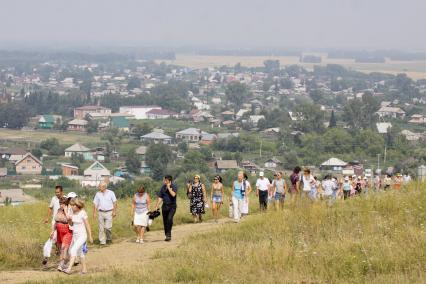 Зрители поднимаются на гору Пикет в селе Сростки, Алтайского края, где проходят Шукшинские чтения.