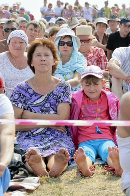 Зрители на горе Пикет в селе Сростки, Алтайского края, где проходят Шукшинские чтения.