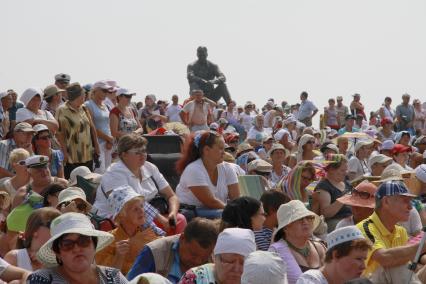 Зрители на горе Пикет в селе Сростки, Алтайского края, где проходят Шукшинские чтения на фоне памятника Василию Шукшину.