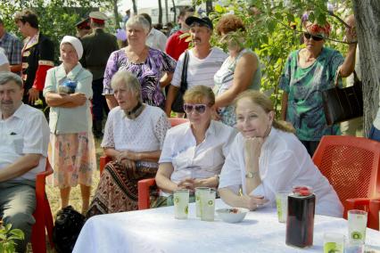 Зрители и актриса Людмила Зайцева (справа) в селе Шульгин лог, на 40-й годовщине создания фильма `Печки-лавочки`.