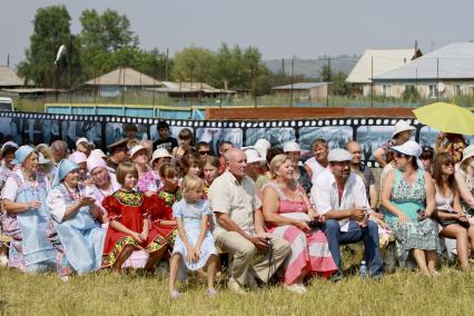 Зрители в селе Шульгин лог, на 40-й годовщине создания фильма `Печки-лавочки`.