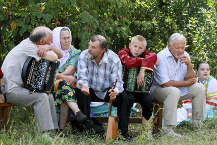 Артисты и жители села Шульгин лог, на 40-й годовщине создания фильма `Печки-лавочки`.