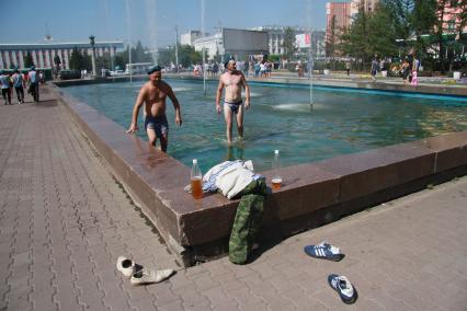 Десантники в городском фонтане.