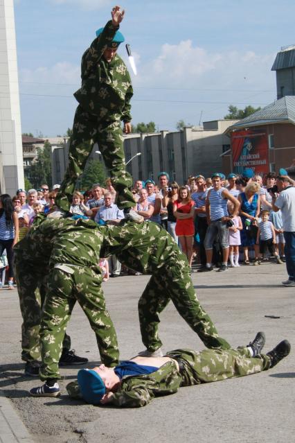 Показательные выступления десантников на праздновании дня десантника.