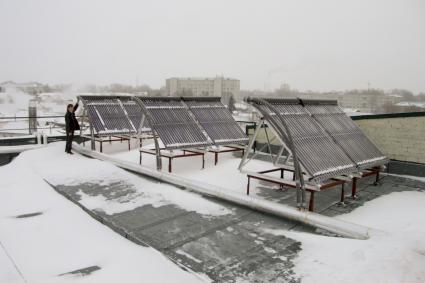 Солнечные коллекторы на крыше энергоэффективного дома в Барнауле.