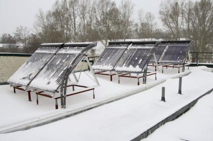 Солнечные коллекторы на крыше энергоэффективного дома в Барнауле.