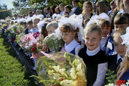 Дети на праздничной линейке первого сентября.