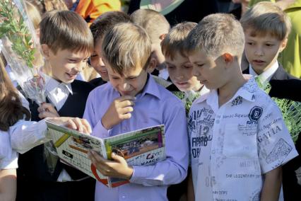 Школьники на праздничной линейке в день знаний.