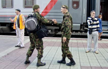 Дембеля прощаются на перроне вокзала.