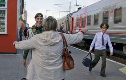 Мать встречает сына после службы в армии.