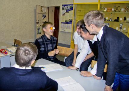 Школьники дурачатся на перемене в кабинете физики.