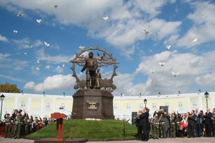 Открытие памятника переселенцам на Алтай в Барнауле.