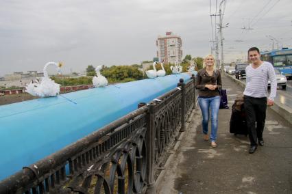 Автомобильный мост на проспекте Ленина в Барнауле, на перилах моста расположилась скульптурная группа лебедей.